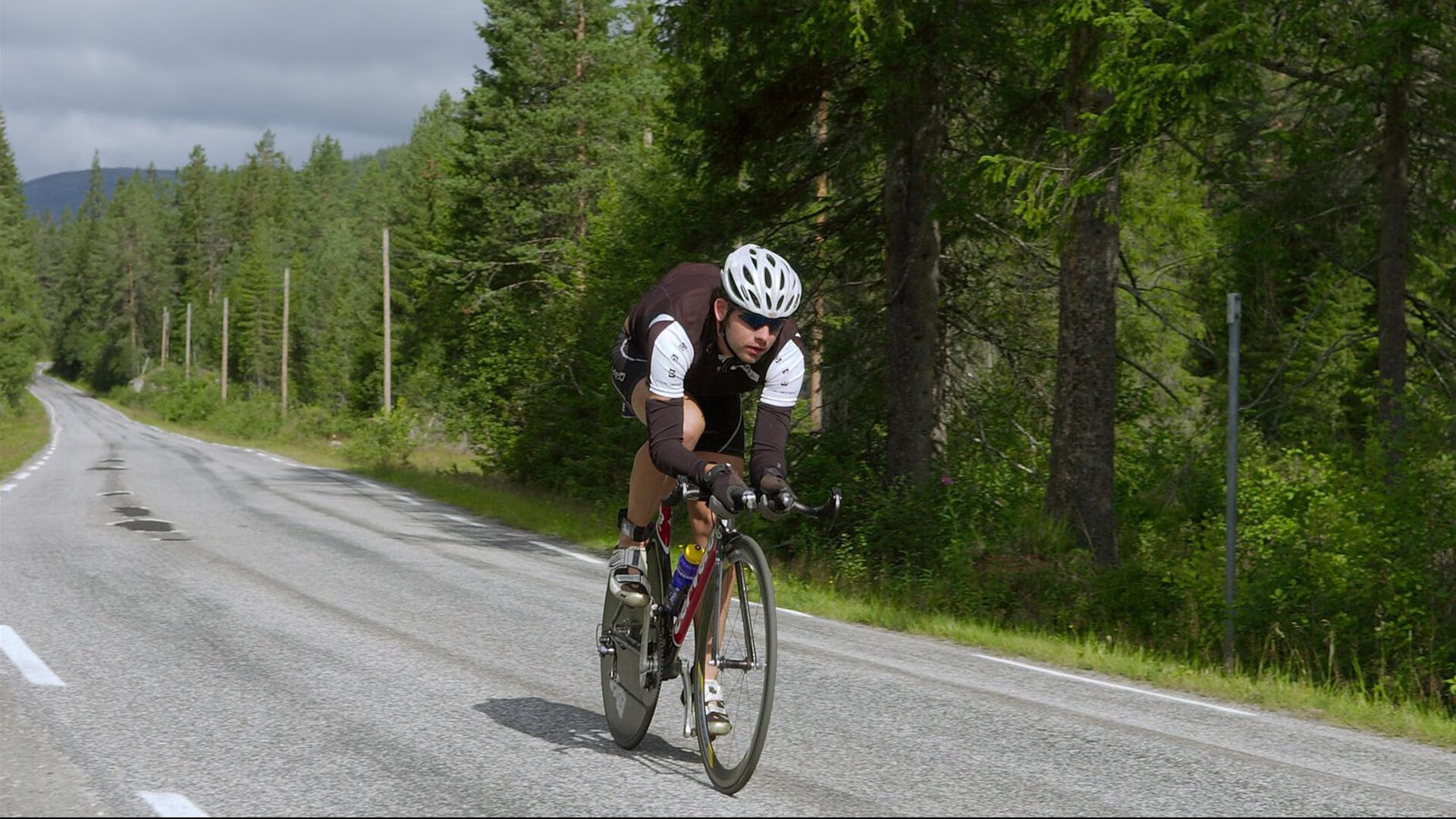 跳水动作美感与控制并重，跳水动作细节